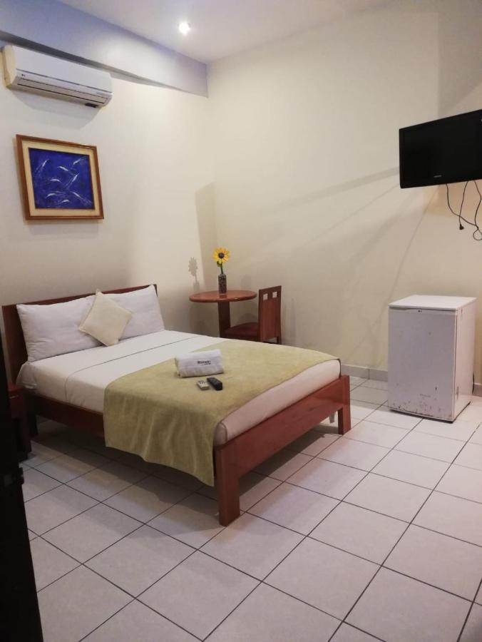 Hotel Hostal Huayruro Iquitos Zewnętrze zdjęcie