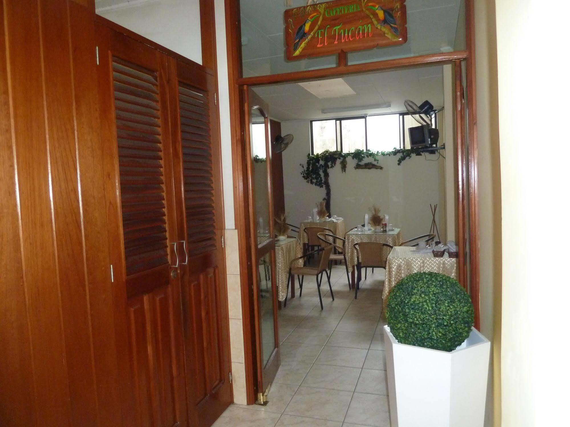 Hostal Huayruro Iquitos Zewnętrze zdjęcie